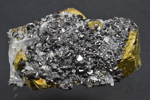 Sphalerite with Quartz inclusions set on Chalcopyrite