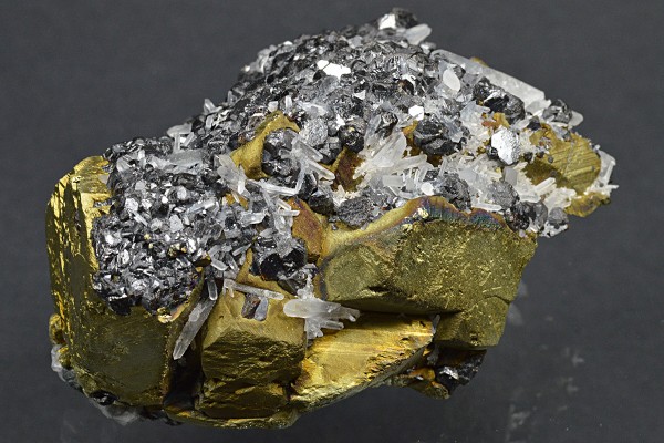 Sphalerite with Quartz inclusions set on Chalcopyrite