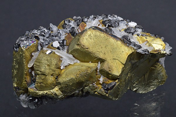 Sphalerite with Quartz inclusions set on Chalcopyrite