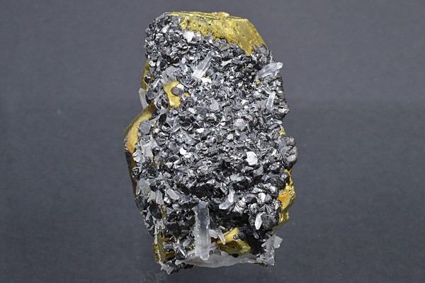 Sphalerite with Quartz inclusions set on Chalcopyrite