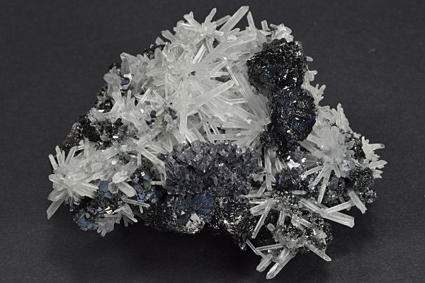 Sphalerite tetrahedrons, thin Galena plates, Quartz