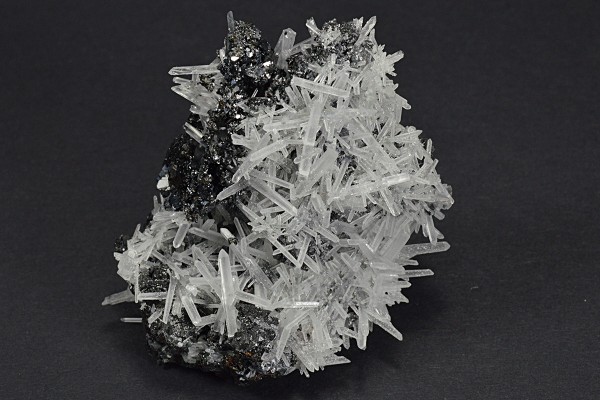 Sphalerite tetrahedrons, thin Galena plates, Quartz