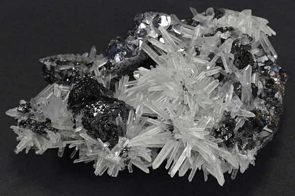 Sphalerite tetrahedrons, thin Galena plates, Quartz