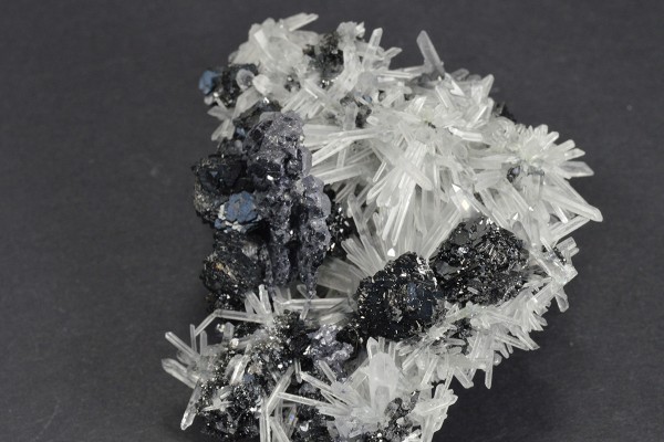 Sphalerite tetrahedrons, thin Galena plates, Quartz