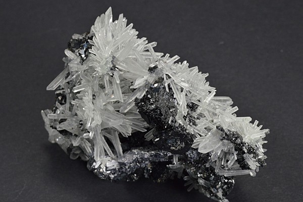 Sphalerite tetrahedrons, thin Galena plates, Quartz