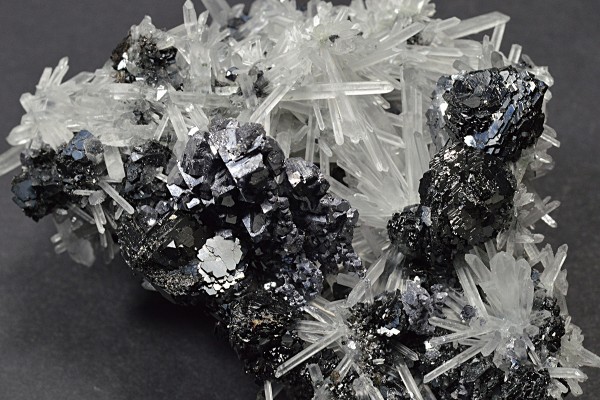 Sphalerite tetrahedrons, thin Galena plates, Quartz