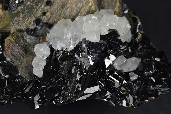 Iridescent Chalcopyrite, truncated Sphalerite, Calcite