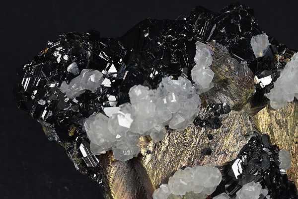 Iridescent Chalcopyrite, truncated Sphalerite, Calcite