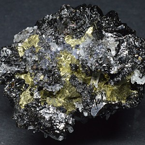 Sphalerite tetrahedron set on Chalcopyrite, Quartz
