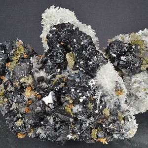 Sphalerite, iridescent Chalcopyrite, Quartz