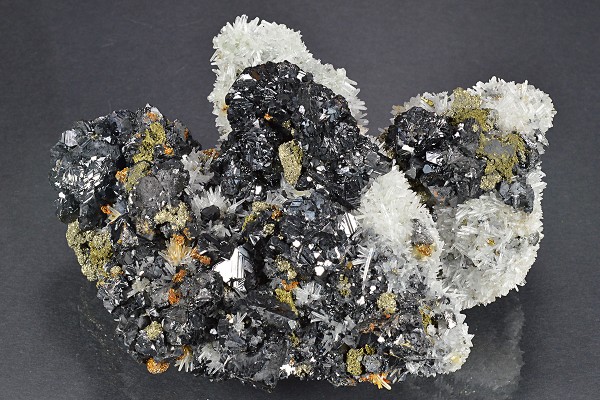 Sphalerite, iridescent Chalcopyrite, Quartz