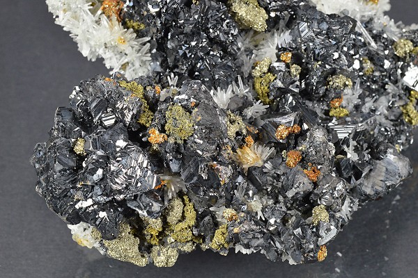 Sphalerite, iridescent Chalcopyrite, Quartz