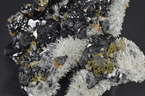Sphalerite, iridescent Chalcopyrite, Quartz