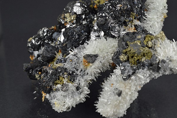 Sphalerite, iridescent Chalcopyrite, Quartz