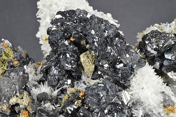 Sphalerite, iridescent Chalcopyrite, Quartz