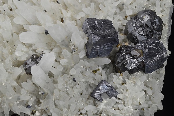 Quartz, gem Sphalerite var.Cleiophane, truncated Galena, Chalcopyrite, Pyrite, Calcite