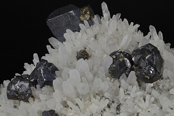 Quartz, gem Sphalerite var.Cleiophane, truncated Galena, Chalcopyrite, Pyrite, Calcite