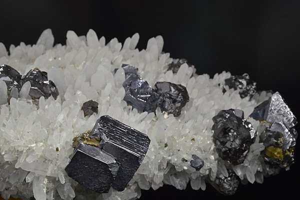 Quartz, gem Sphalerite var.Cleiophane, truncated Galena, Chalcopyrite, Pyrite, Calcite