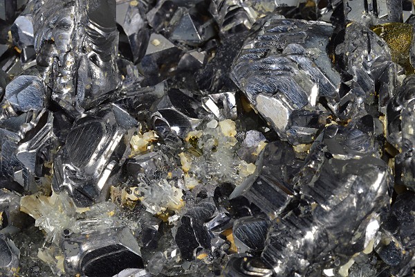Rhombohedral Calcite set on twinned Galena, Chalcopyrite, Quartz