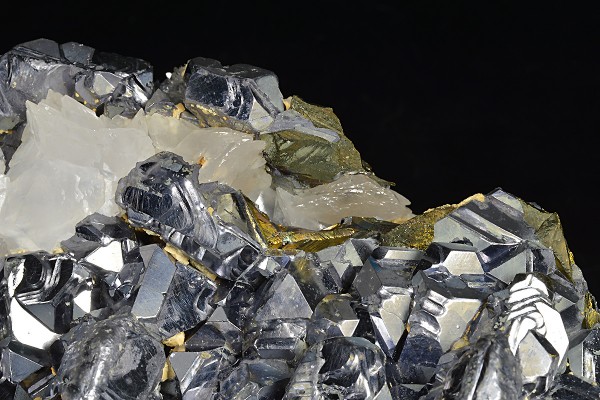 Rhombohedral Calcite set on twinned Galena, Chalcopyrite, Quartz