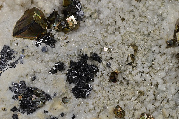 Pyrite, Sphalerite, Quartz, Calcite
