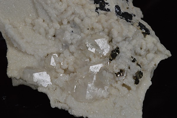 Pyrite, Sphalerite, Quartz, Calcite