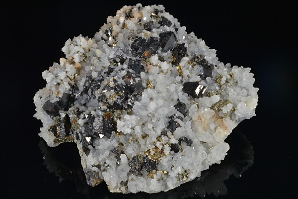 Sphalerite and Pyrite on Quartz with growth phantoms, Calcite