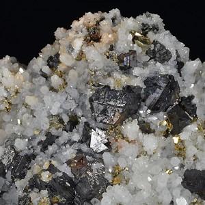 Sphalerite and Pyrite on Quartz with growth phantoms, Calcite