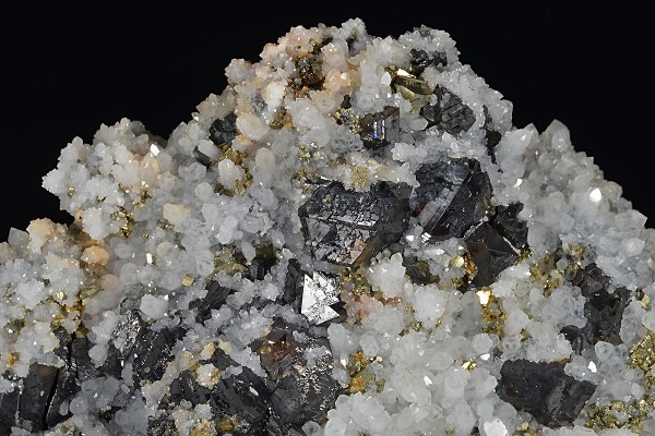 Sphalerite and Pyrite on Quartz with growth phantoms, Calcite