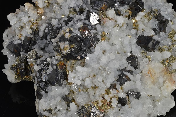 Sphalerite and Pyrite on Quartz with growth phantoms, Calcite