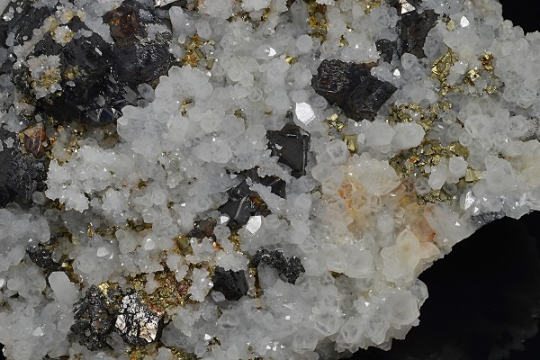 Sphalerite and Pyrite on Quartz with growth phantoms, Calcite