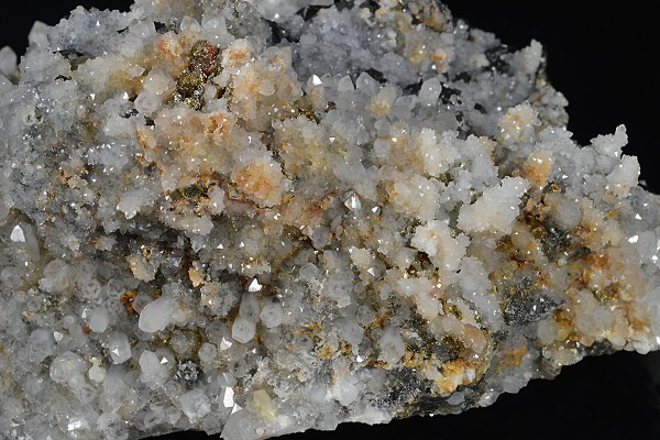 Sphalerite and Pyrite on Quartz with growth phantoms, Calcite