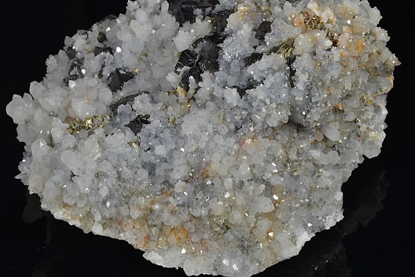 Sphalerite and Pyrite on Quartz with growth phantoms, Calcite