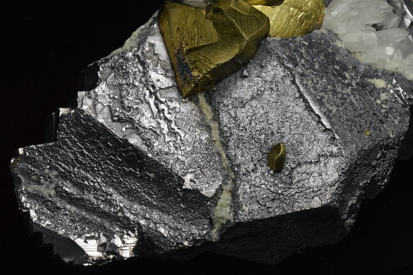 Chalcopyrite, Quartz set on Galena