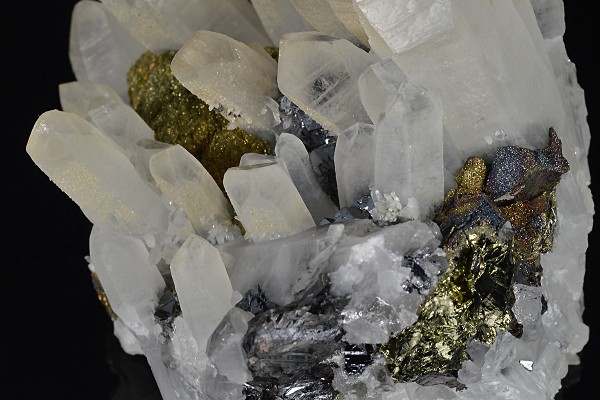 Quartz, Sphalerite, iridescent Chalcopyrite