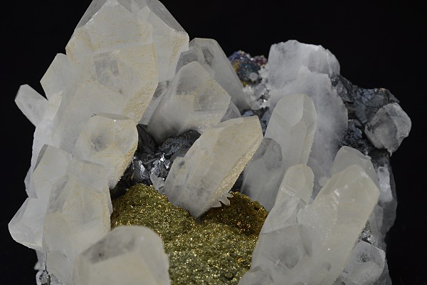 Quartz, Sphalerite, iridescent Chalcopyrite
