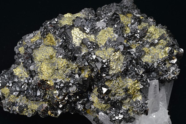 Truncated Sphalerite on Chalcopyrite, Quartz