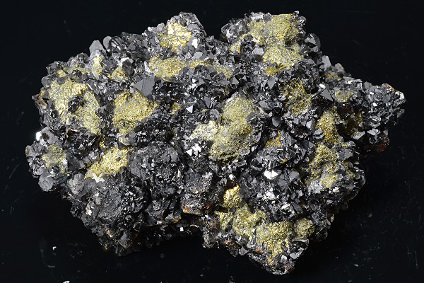 Truncated Sphalerite on Chalcopyrite, Quartz
