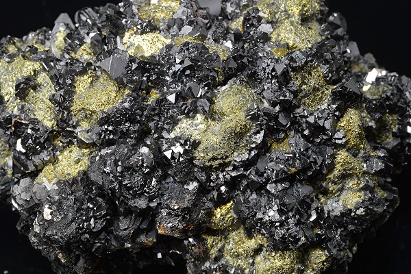Truncated Sphalerite on Chalcopyrite, Quartz