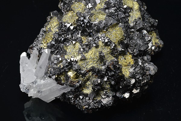 Truncated Sphalerite on Chalcopyrite, Quartz