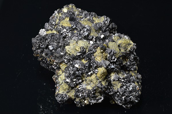 Truncated Sphalerite on Chalcopyrite, Quartz