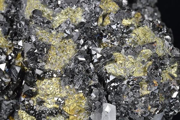 Truncated Sphalerite on Chalcopyrite, Quartz