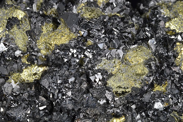 Truncated Sphalerite on Chalcopyrite, Quartz