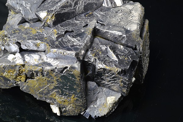 Twinned Galena with Chalcopyrite inclusions