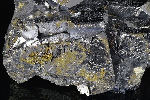 Twinned Galena with Chalcopyrite inclusions