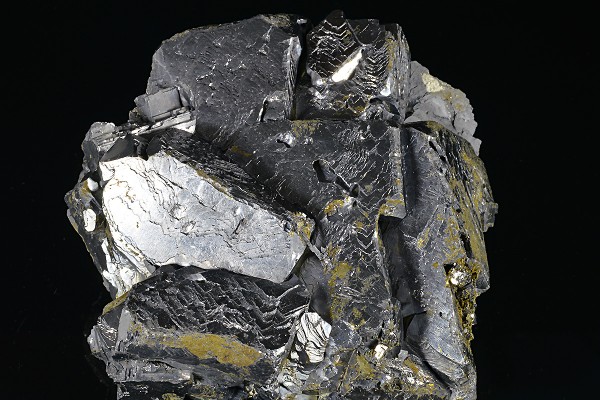 Twinned Galena with Chalcopyrite inclusions