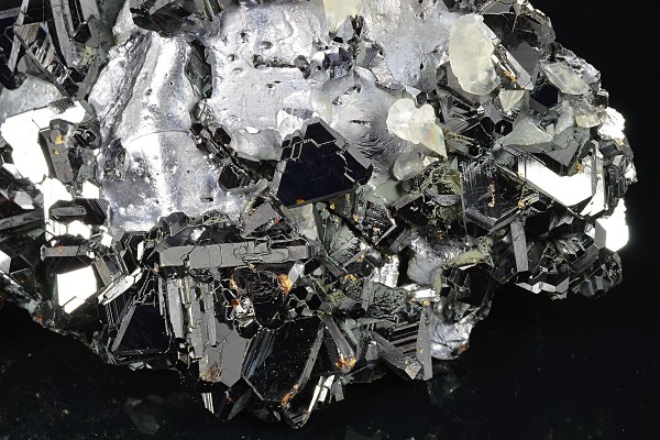 Sphalerite tetrahedrons, Calcite, melted habit Galena