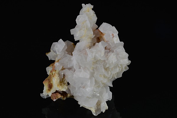 Rhombohedral and pseudomorphous after Calcite