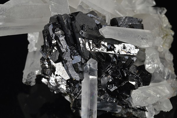 Sphalerite tetrahedron, Quartz