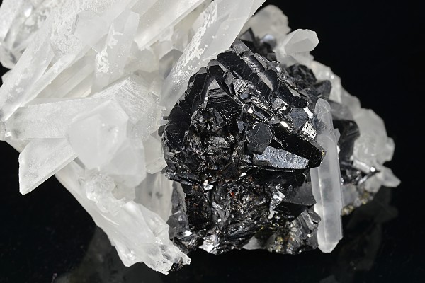 Sphalerite tetrahedron, Quartz
